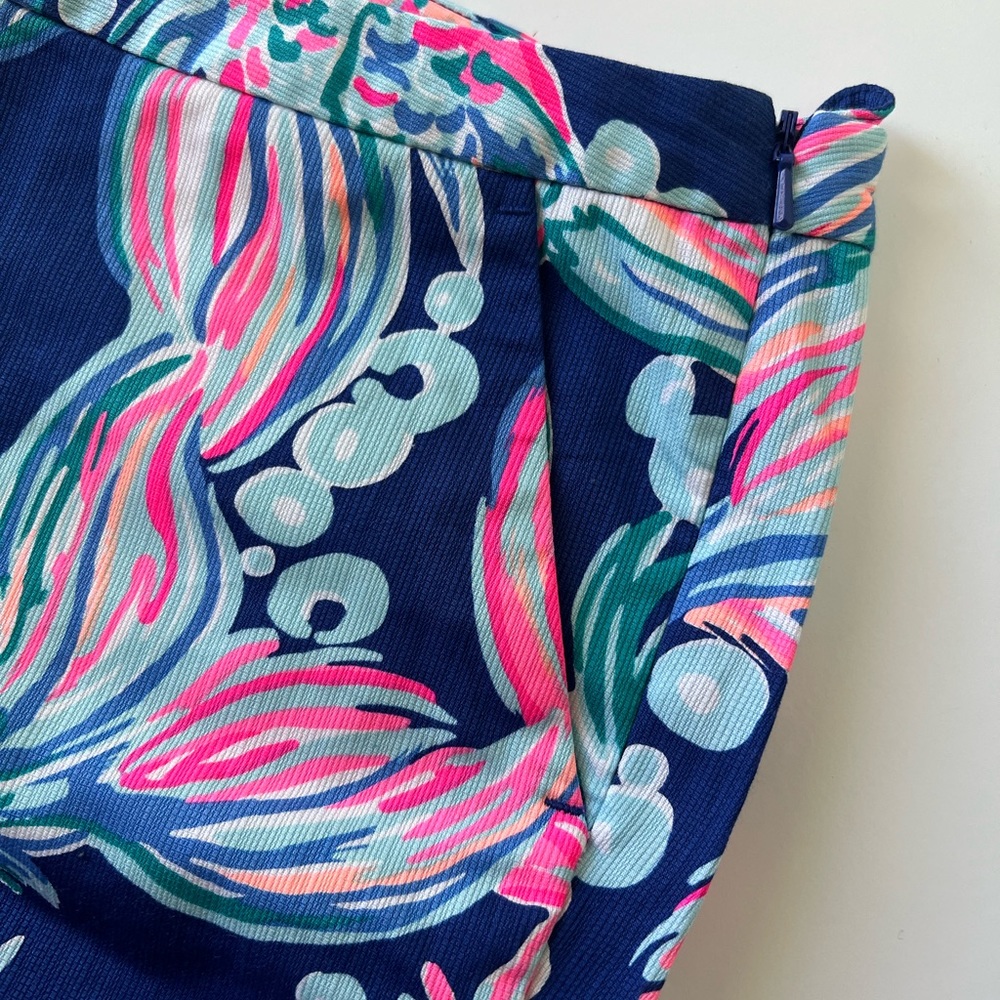 Like New Lilly Pulitzer Shorts Size 8 - Picture 4 of 4